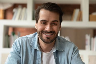 Videodaki gülümseyen adamın portresi.