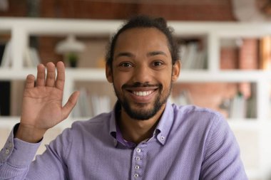 İnternette gülümseyen Afrikalı Afrikalı Amerikalı adamın portresi.