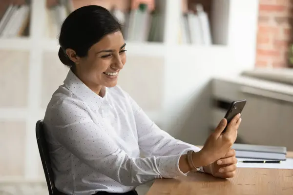 Sorrindo indiana fêmea tem webcam chamada virtual no smartphone — Fotografia de Stock