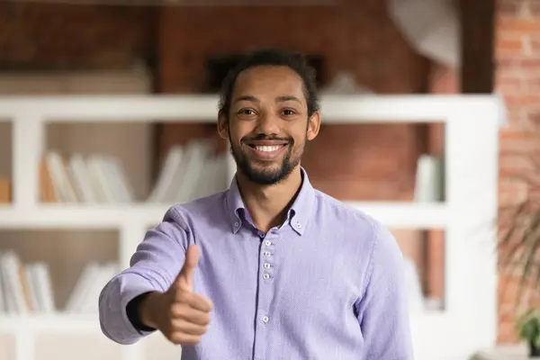 Портрет усміхненого етнічного чоловіка показує великий палець вгору — стокове фото