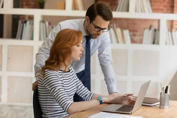 Diverse collega 's werken aan computer bespreken ideeën — Stockfoto