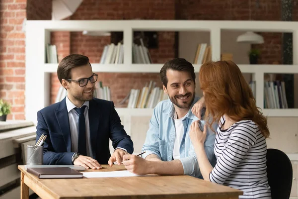 Glückliches kaukasisches Paar schließt Deal mit Immobilienmakler — Stockfoto