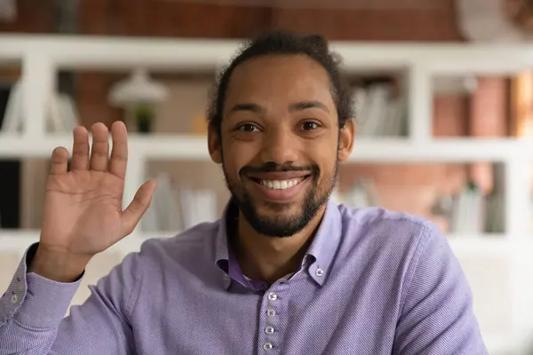 Huvudskott porträtt av leende etnisk afroamerikansk man prata online — Stockfoto