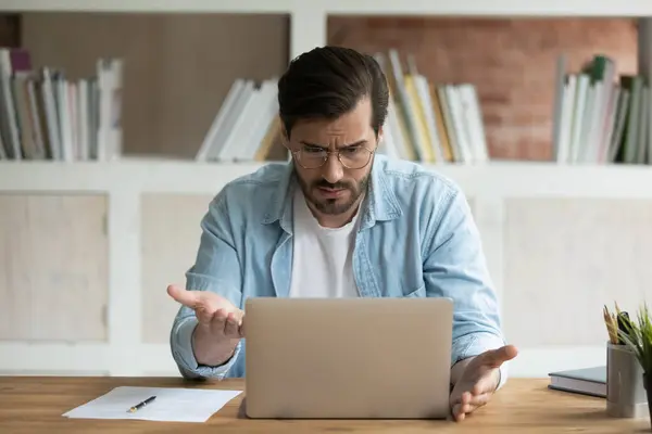 Unglücklicher männlicher Mitarbeiter verwechselt versehentlich Laptop — Stockfoto