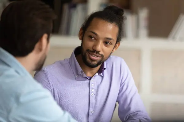 Africano americano empregado masculino conversa com colega na reunião — Fotografia de Stock
