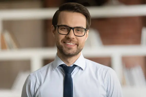 Kopfschuss-Porträt eines lächelnden kaukasischen Geschäftsmannes mit Brille — Stockfoto