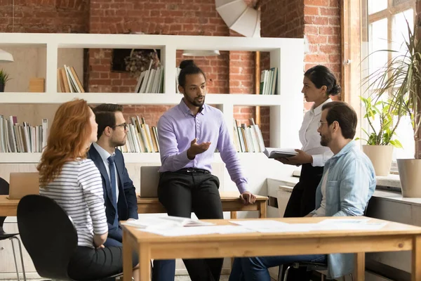 Jóvenes empresarios afroamericanos lideran reunión en el cargo — Foto de Stock