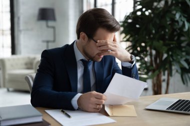 Mektuptaki kötü haberden rahatsız olan işadamı