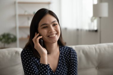 Mutlu Asyalı kadınlar hücre arkadaşlarıyla sohbet eder.