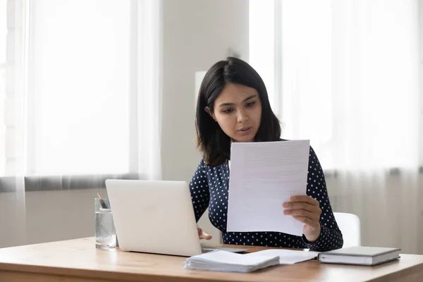 Atentivo millennial asiático feminino segurando leitura papel carta documento — Fotografia de Stock