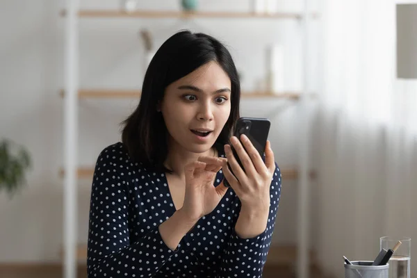 Surpreendido asiático mulher ler mensagem de ganhar prêmio no telefone — Fotografia de Stock