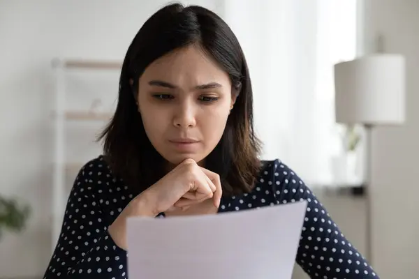 Preocupado joven asiático mujer leer oficial banco notificación acerca de deuda — Foto de Stock