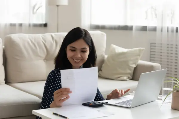 Confiado asiático hembra prepararse a pagar factura usando computadora aplicación — Foto de Stock