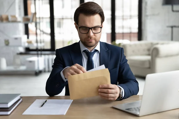 Kaukasische Banker erwägen Papierbrief aus Umschlag — Stockfoto