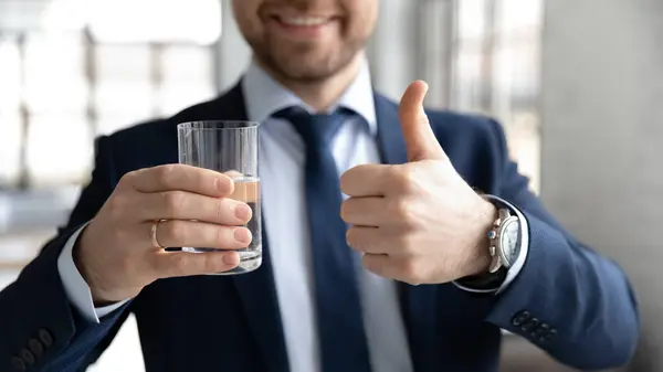 Hombre sonriente recomienda beber dosis diarias de agua limpia — Foto de Stock