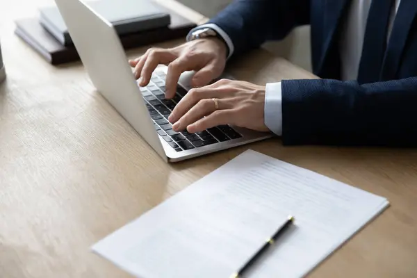 Primo piano della donna uomo d'affari sul computer portatile in ufficio — Foto Stock