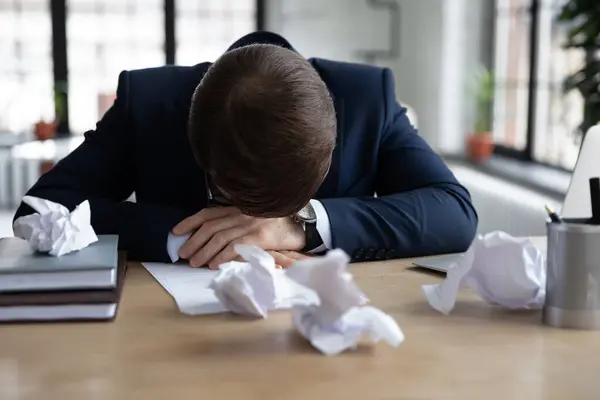 Impiegato maschio infelice angosciato con lavoro in ufficio — Foto Stock