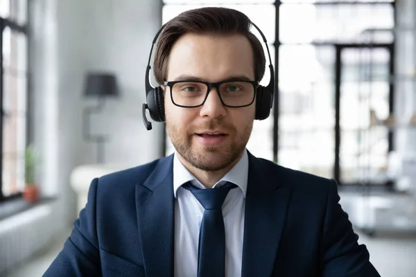 Hoofdfoto van zakenman in oortelefoons praten op video gesprek — Stockfoto