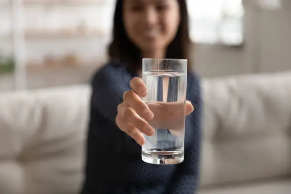 Transparentes Glas reines Mineralwasser in der Hand einer jungen Frau — Stockfoto