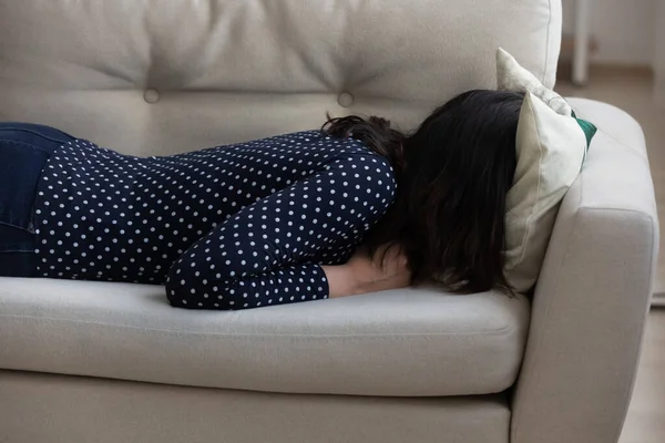 Millennial kvinna begrava huvudet i kudden går igenom känslomässig kris — Stockfoto