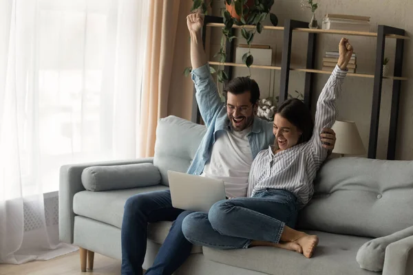 Geschokt paar knuffelen schreeuwen wow lezen e-mail met geweldig nieuws — Stockfoto