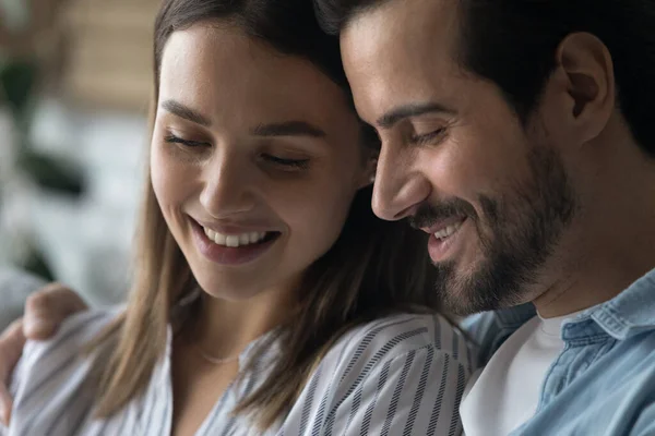 Volti sorridenti di coppia romantica millenaria che condividono sentimenti emozioni ricordi — Foto Stock