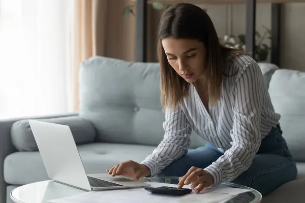 Kvinnliga student planerar att betala högskolelån räkna betalningsbelopp — Stockfoto