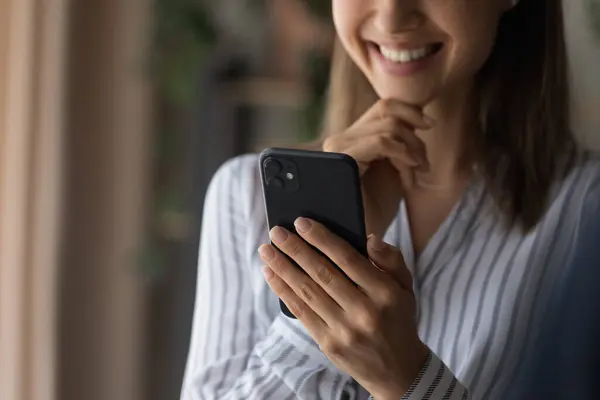 Sonriente joven mujer segura de disfrutar utilizando el dispositivo de teléfono inteligente moderno — Foto de Stock