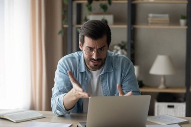 Sinirli erkek girişimci iş ortağından teklifi reddetti.