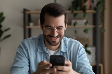 Modern çağın genç adamı akıllı telefon kullanan alet bağımlısı.