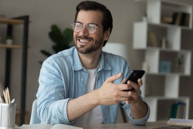 Nezarethanedeki genç adam yeni bir fırsat için heyecanla bekliyor.