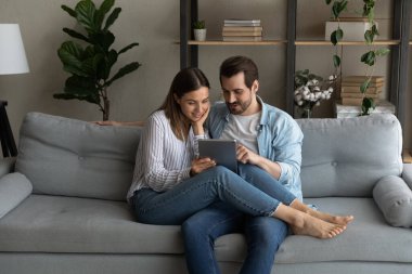 Yeni evlilerin kucaklaşmasından esinlenilmiştir. Pad Screen 'den aile alışverişi planlarına bakıyorlar.