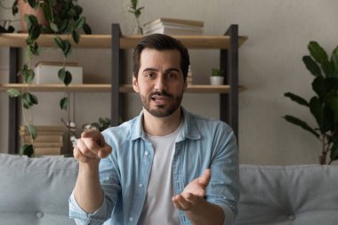 Kendine güvenen adam koçu motivasyon eğitimi verip seyirciyi işaret ediyor.