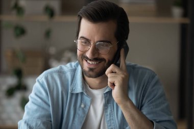 Mutlu yakışıklı genç adam, hoş bir insanla telefon konuşmasının keyfini çıkar.