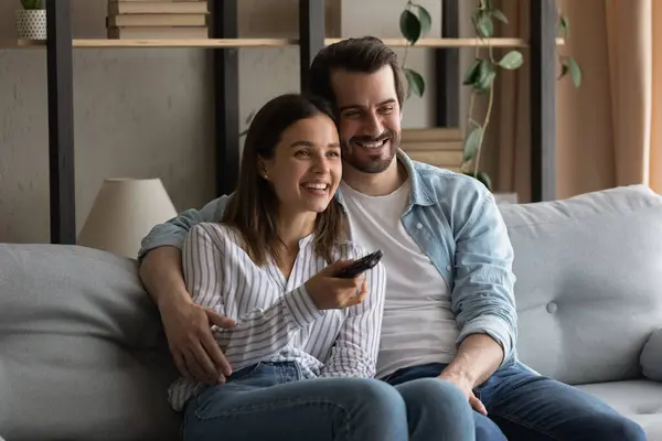 Bonding Millennial Paar umarmt sich auf dem Sofa Film im Fernsehen — Stockfoto