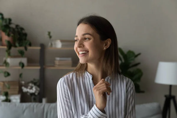 Heitere fröhliche Teenager weibliche Liebe Leben träumen genießen schönen Tag — Stockfoto