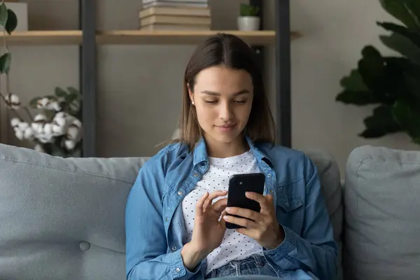 Jovencita confiada usuario de aplicaciones de teléfono hacer la compra en línea — Foto de Stock