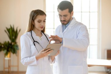 Modern teknoloji aletleri kullanan iki profesyonel pratisyen..