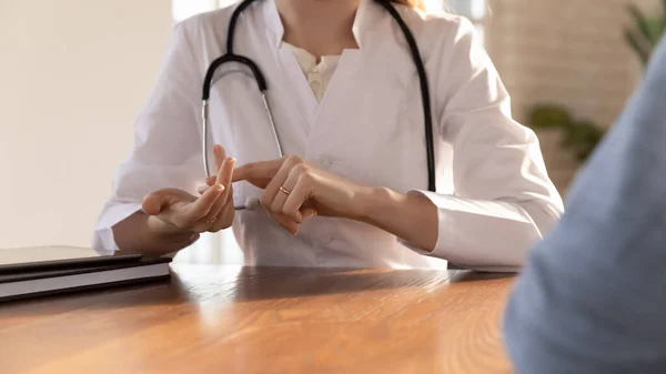 Närbild ung kvinnlig läkare gestikulera, förklara hälsofrågor. — Stockfoto