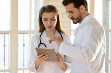 İki profesyonel pratisyen doktor, sağlık tedavisini tartışıyor..