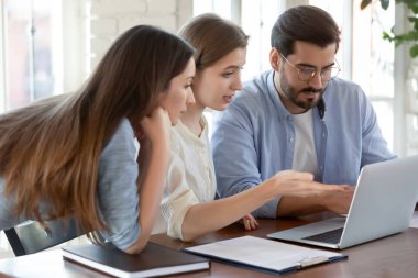 Ofiste kalkınma stratejisi üzerinde çalışan yoğun meslektaşlar.