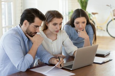 Kafkasyalı ciddi genç çalışanlar sorunların çözümünü tartışıyor.