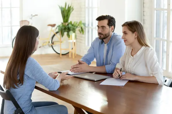 Gestionnaires professionnels des ressources humaines interviewant un candidat à un poste vacant. — Photo