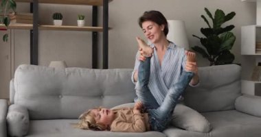 Mutlu anne tatlı, enerjik anaokulu çocuğu oğluyla eğleniyor..