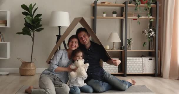 Jovem família feliz sentindo-se satisfeito de viver em sua própria casa. — Vídeo de Stock