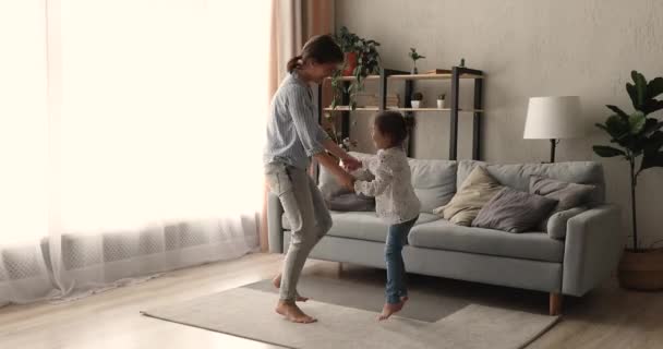 Jovem mamãe energética desfrutando de fim de semana ativo com filha pequena. — Vídeo de Stock