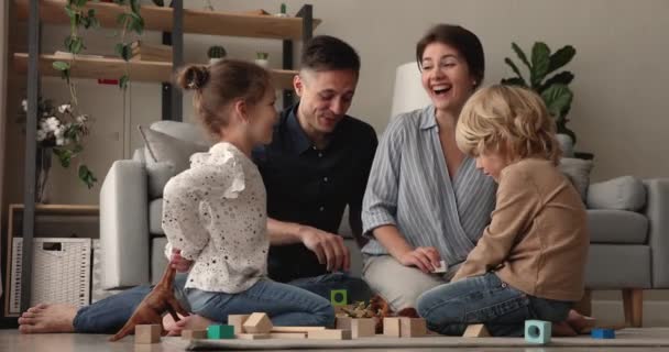 Bonding liefdevolle Kaukasische familie spelen samen thuis. — Stockvideo