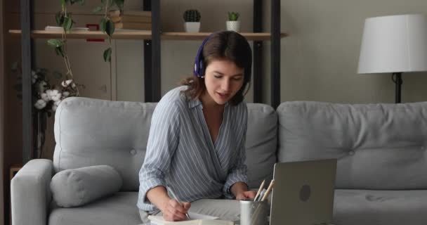 Jovem focada e-learning longe de casa. — Vídeo de Stock