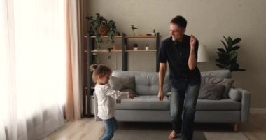 Beyaz bir aile içeride dans ederken eğleniyor..