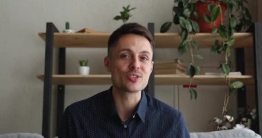Video konuşması yapan mutlu genç adam..